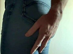 Amateur-Gay-Typ masturbiert in Leder und Jeans