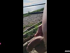 Johnholmesjunior maszturbálja nagy péniszét Vancouver zsúfolt strandján