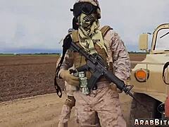 Военный мужчина наслаждается оральными навыками подростков и кончает на их задницу в пустыне