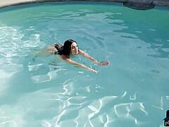 Vollbusige Milf Kaitlynn Anderson enthüllt ihre Vorzüge in einem Schwimmbad