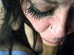 POV-video av en storbrystet MILF som gir en ansiktsbehandling