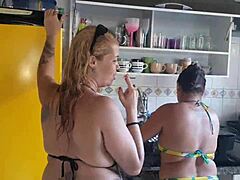 Brezilyalı porno yıldızları lüks bir havuz partisinde zevke dalıyorlar