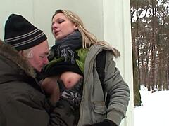 Une jeune blonde a un orgasme sur un sol enneigé lors d'une rencontre intime avec son beau-père