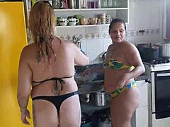 Бразилске порно звезде зароне у задовољство на раскошној забави на базену
