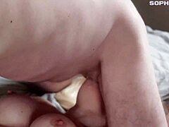 Η μεγάλη βυζιά μωρό παίρνει στο λαιμό και καλύπτεται με σπέρμα