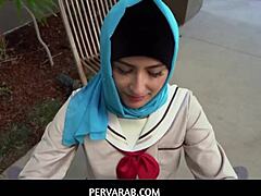 Αραβική κοπέλα με hijab μαθαίνει να ευχαριστεί το πέος ενός άνδρα