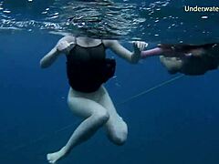 Две секси жене у бикинију на Тенерифама уживају у спарном сусрету у океану