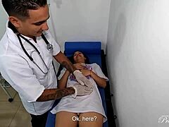Lia Ponce får sin anale trang tilfredsstilt av en lege