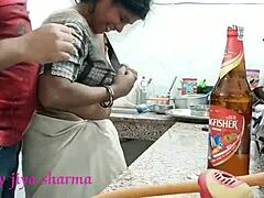 Сладка индийска домакиня язди члена на мъжа си в поза на каубойка