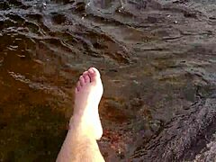 Os pés grandes e peludos de Mika desfrutam de brincadeiras descalças na água