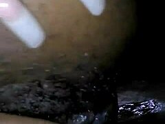 Intensywna analna penetracja owłosionej czarnej pupy