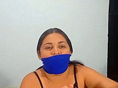 Amatør Latina underdanig giver ekspert gagged handjob og modtager ansigtsbehandling