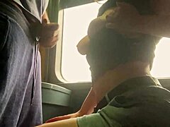 La chica europea de al lado se entrega a una masturbación arriesgada en un tren
