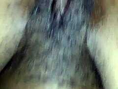 Penetração anal intensa em uma bunda peluda de ébano