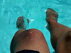 Πρώτη φορά ερασιτέχνης που επιδίδεται σε παιχνίδι φετίχ ποδιών δίπλα στην πισίνα