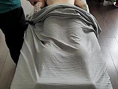 Getatoeëerde massagebabe stelt zichzelf plagend bloot aan de masseur tijdens de tweede afspraak met massageviper
