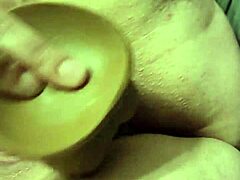 Kıvrımlı MILF ev yapımı dildo ile orgazma ulaşıyor