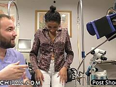 Doktor Tampa egy Hitachi varázspálcával juttatja el a beteget az orgazmusig a főiskolai fizikoterápiás foglalkozáson