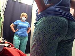 Amatörer i omklädningsrum möter kurviga MILF i tighta byxor