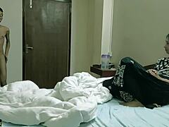 인도 미인이 젊은 남자와 바이러스 성 비디오에서 뜨거운 롤플레이에 참여합니다