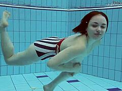 Руска манекенка у купаћим костимима Лада Полешукс ужива у сесији на базену са својим партнером