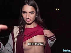 Modelo francesa de grandes tetas disfruta del sexo de espaldas con un desconocido en público