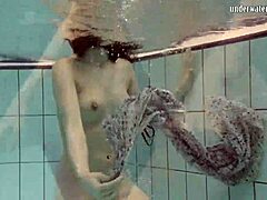 Ο Loris Licicias κάνει ένα δελεαστικό στριπτίζ στην πισίνα