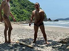 Eşcinsel çift, HD videoda plaj seksinin tadını çıkarıyor