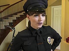 La gendarme transsexuelle Natalie Mars se fait sodomiser dans une vidéo Genderx