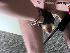 Close-up intenso de femdom ordenhando o pau de sua submissa para múltiplos orgasmos