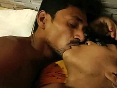 Belle femme indienne embrasse passionnément et a des rapports sexuels intenses dans un bus