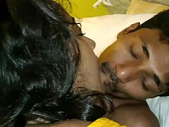 Красивая индийская жена страстно целуется и занимается интенсивным сексом в автобусе