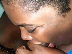 شاهد امرأة تحصل على حلقها مارس الجنس في هذا الفيديو الصريح