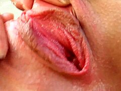 Gitta, si pirang Eropa yang menakjubkan, dalam video masturbasi solo dengan close-up yang intens dari vaginanya yang merah muda dan payudara kecil alami