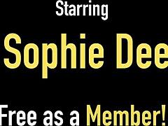 Sophie Dee își scoate costumul de baie, dezvăluindu-și sânii mari și silueta plină