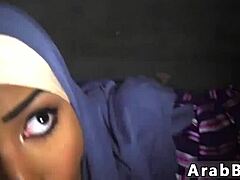 Veřejná arabská otrokyně zažívá svůj první BDSM výprask 23 km od základny