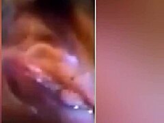 Любительская проститутка получает лизание и мастурбацию своей бритой киски