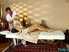 Adolescenta primește un masaj senzual pe o cameră ascunsă