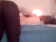 Chinese massagetherapeut van middelbare leeftijd geeft een handjob en krijgt sperma