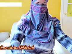 Eine vollbusige Frau aus dem Nahen Osten in einem Hijab hat Webcam-Sex