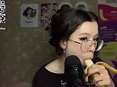 Gadis berpayudara kecil memberikan deep throat kepada pisang besar dalam HD