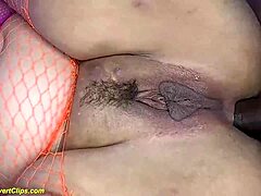 Prilagodljiva zrela lepotica prejme intenzivno analno penetracijo z dvojno stimulacijo