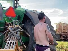 El agricultor gay se desnuda al aire libre para tu placer visual. ¡No te pierdas esta escena caliente!