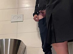 Öffentliche Toilettenaffäre mit MILF