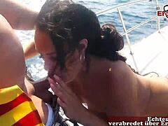 Прсата жена ужива у сексу на отвореном на чамцу