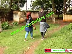 Afrikai turisták nyilvános szexet folytatnak egy helyi nővel egy parkban az Afrikai Nemzetek Kupája alatt Kamerunban