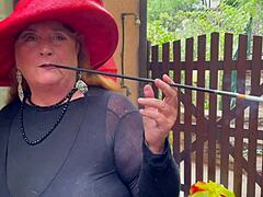 أوغوستا قائظ ينغمس في التدخين العام مع حامل سيجارة استفزازي