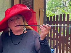 Schwüle Augusta gibt sich mit aufreizenden Zigarettenhalter dem öffentlichen Rauchen hin