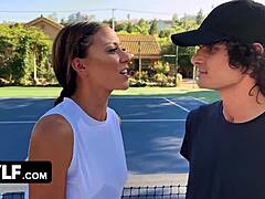 POV tennismatch förvandlas till het träff med piercad snygging