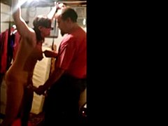 HD videó egy fiatal amatőrről, akit megkötöttek és tehetetlennek találtak a garázsban